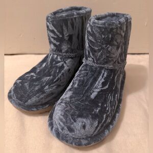 New! UGG Classic Mini II Kids Ocean Blue Crushed Velvet Pull On Boots- Size 2Y